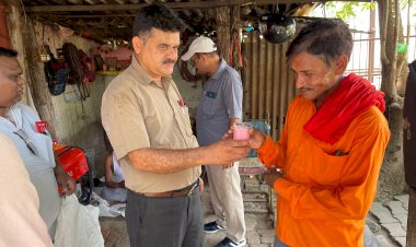 भीषण गर्मी में रेल कर्मियों का सहारा बनी NRMU: ट्रैकमेन और सिग्नल स्टाफ को पिलाया शर्बत, सुनीं समस्याएं