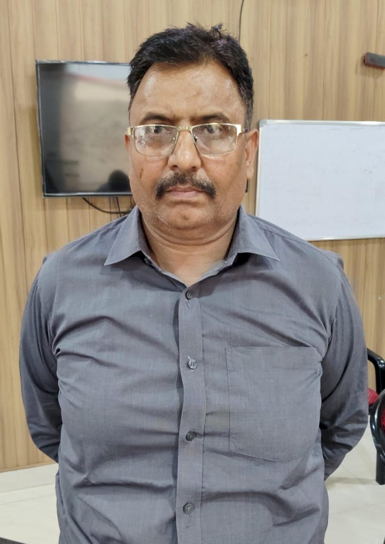 रिश्वत लेते रंगे हाथों धरे गए अमीन साहब, कैंटीन में चल रही थी 'फाइल खिसकाने' की डील!
