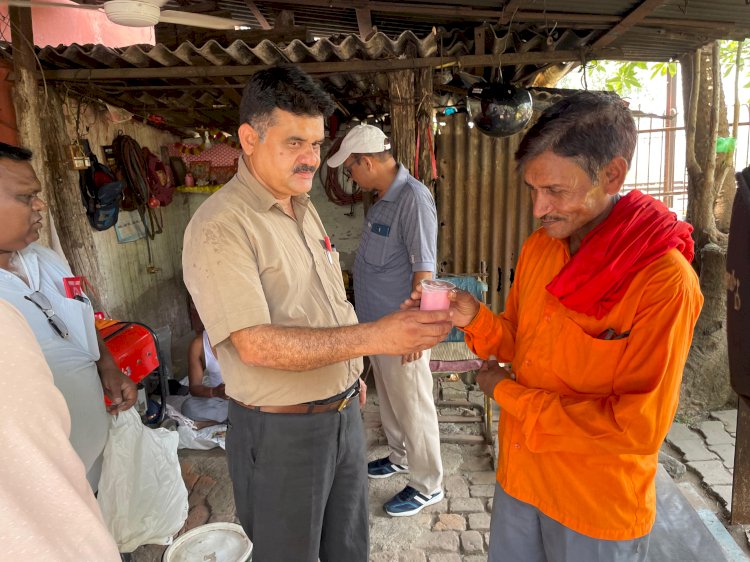भीषण गर्मी में रेल कर्मियों का सहारा बनी NRMU: ट्रैकमेन और सिग्नल स्टाफ को पिलाया शर्बत, सुनीं समस्याएं