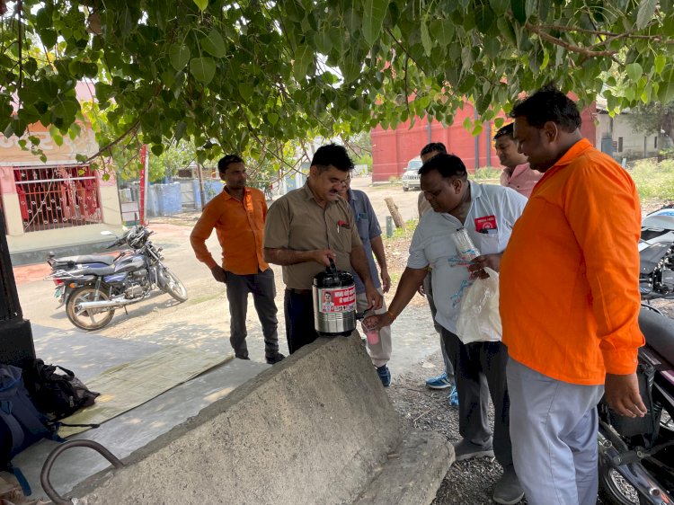 भीषण गर्मी में रेल कर्मियों का सहारा बनी NRMU: ट्रैकमेन और सिग्नल स्टाफ को पिलाया शर्बत, सुनीं समस्याएं