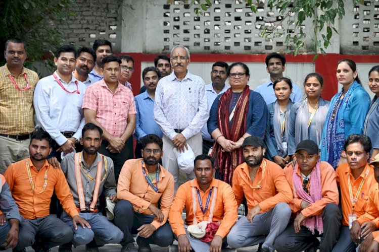 पूर्वोत्तर रेलवे जीएम का मैराथन दौरा: गेटमैन का लिया 'लाइव टेस्ट', ट्रैकमैनों को दी ट्रैक पर 'नो मोबाइल-नो ईयरफोन' की सख्त हिदायत