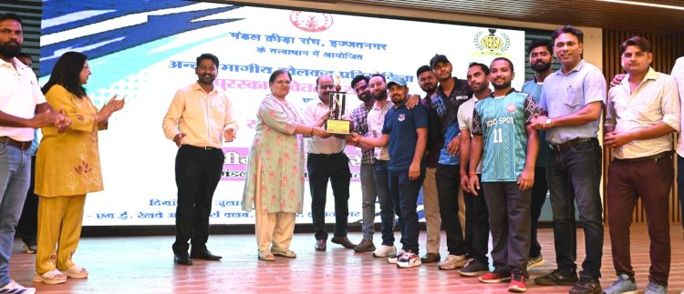 इज्जतनगर मंडल में चमके खेल सितारे: DRM वीणा सिन्हा ने मेडल पहनाकर बढ़ाया खिलाड़ियों का हौसला